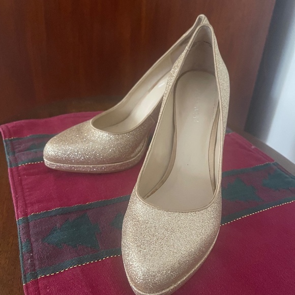 NINE WEST LIGHT GOLD HEELS - Picture 1 of 4